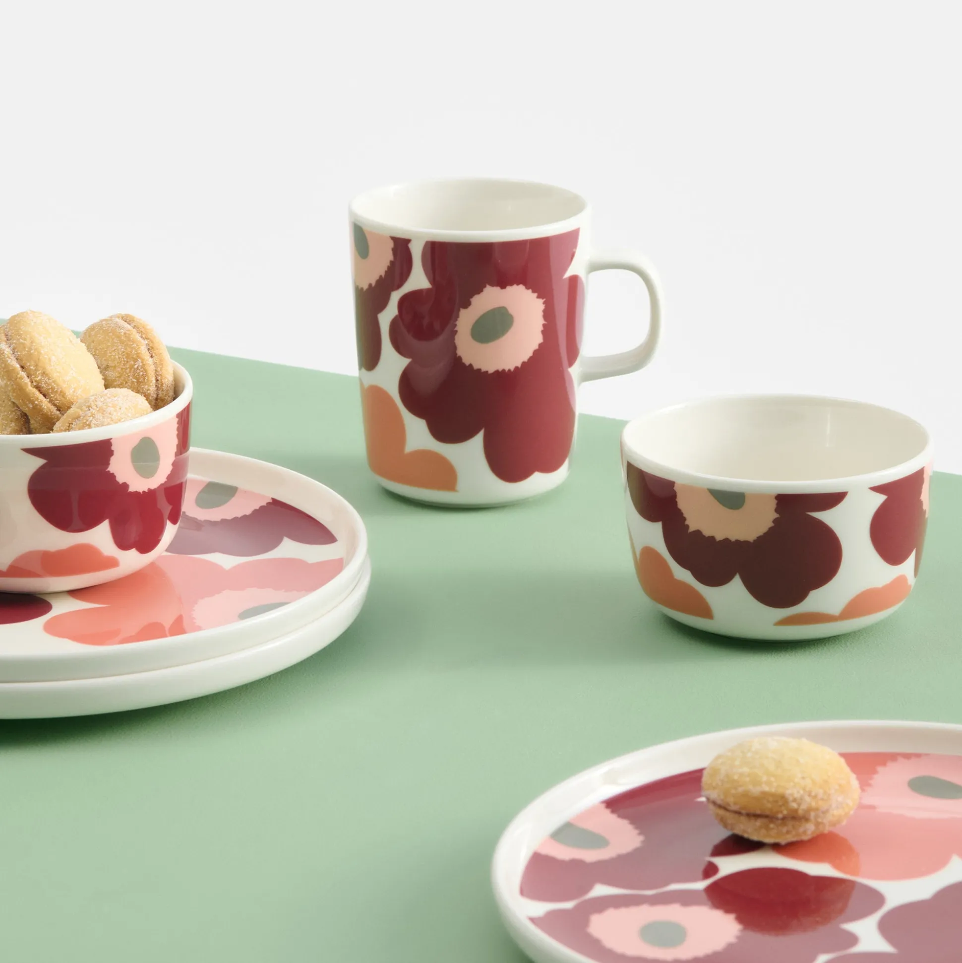 Marimekko Unikko Salad Plate, white/dk.cherry/salmon