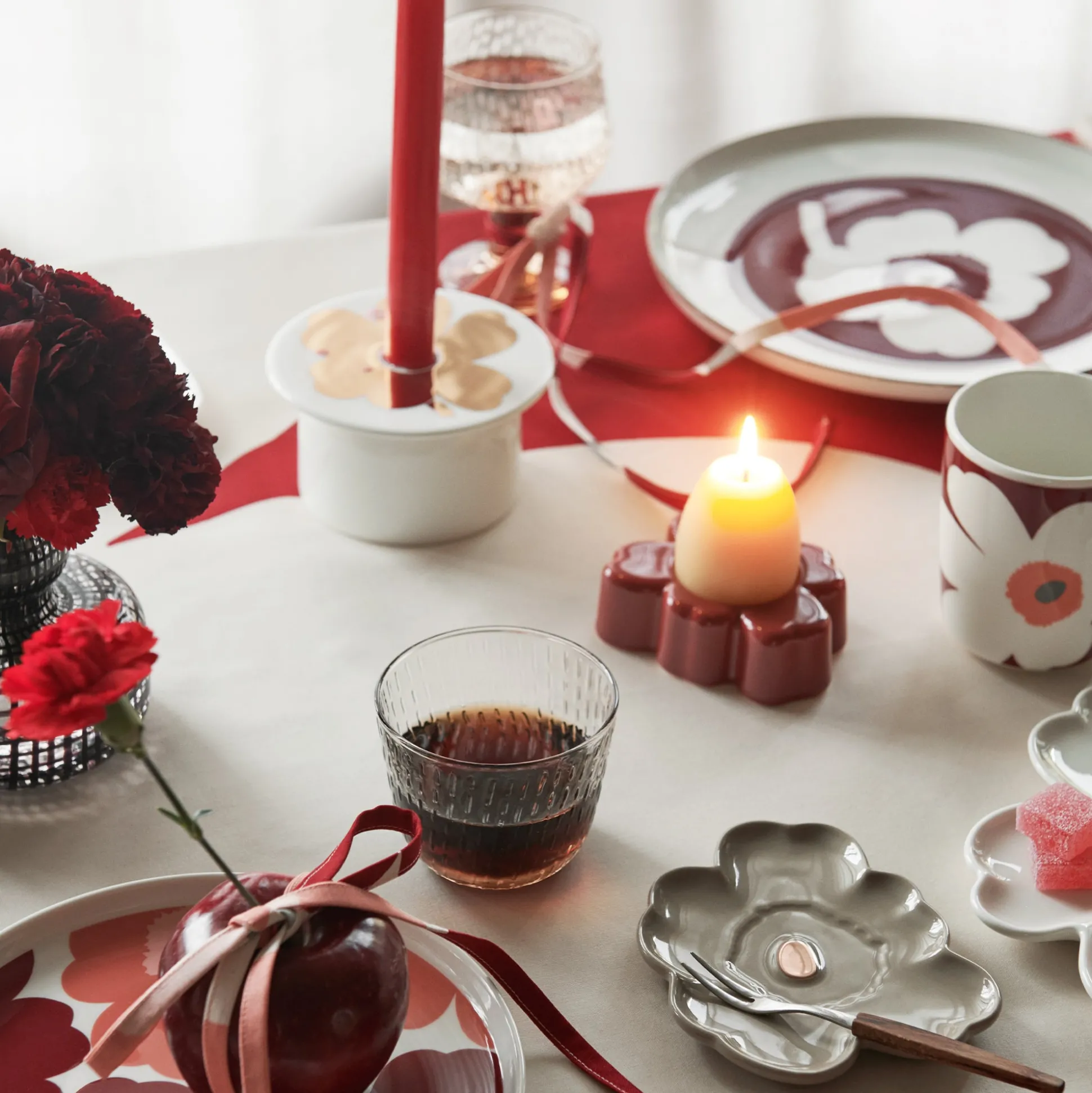 Marimekko Unikko Salad Plate, white/dk.cherry/salmon