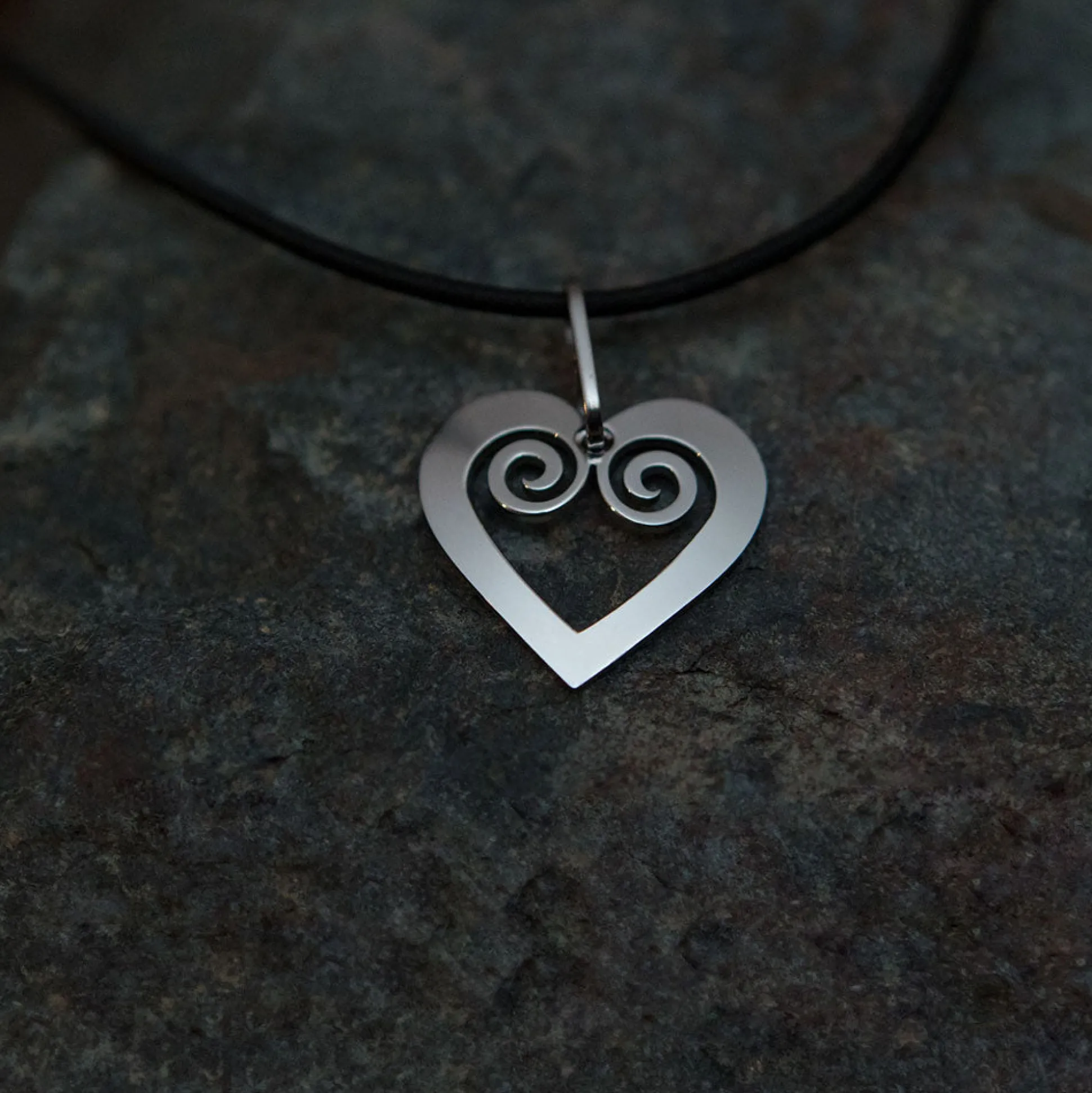 Pohjolan Helmi - Curved Heart Necklace